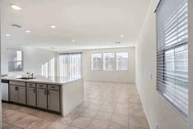 Building Photo - INSPIRADA BEAUTY WITH BED AND FULL BATH ON 1ST FLOOR