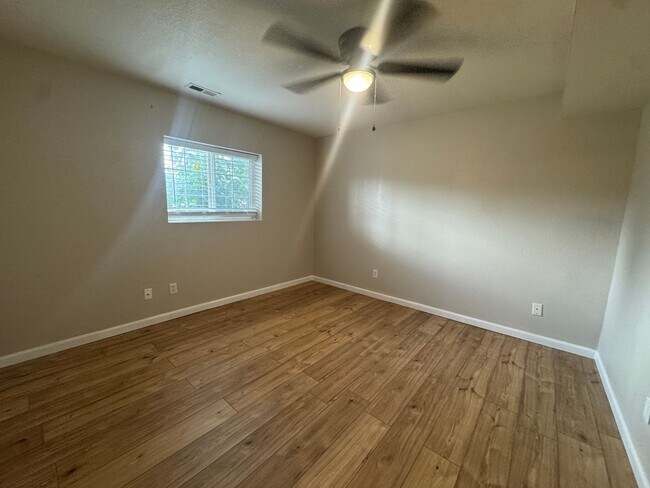 Building Photo - 7126 Oxmoor Ln
