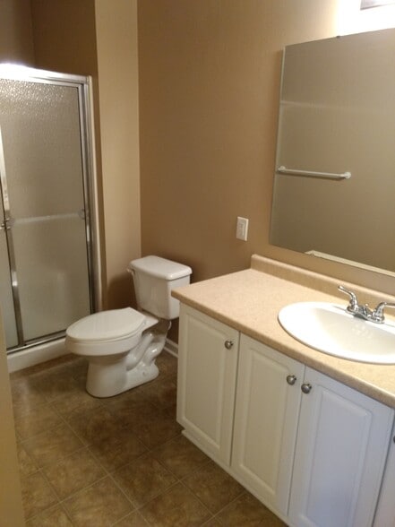 Hall Bath - 1002 Stockton Rdg