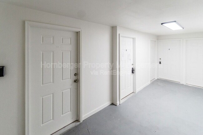 Building Photo - 911 E Bridgeport Ave