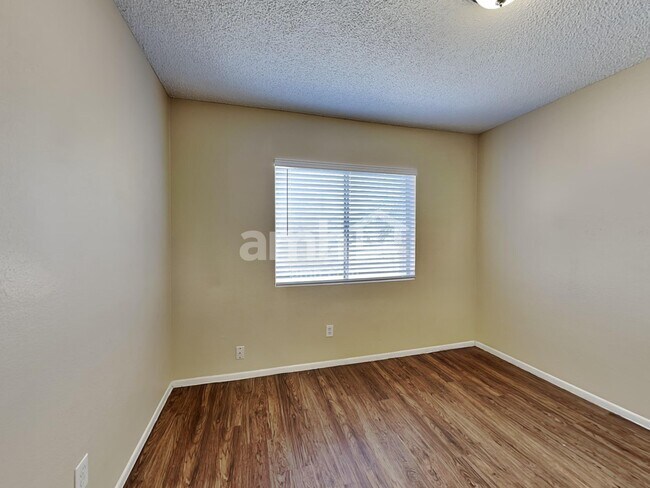 Building Photo - 9509 W Echo Ln