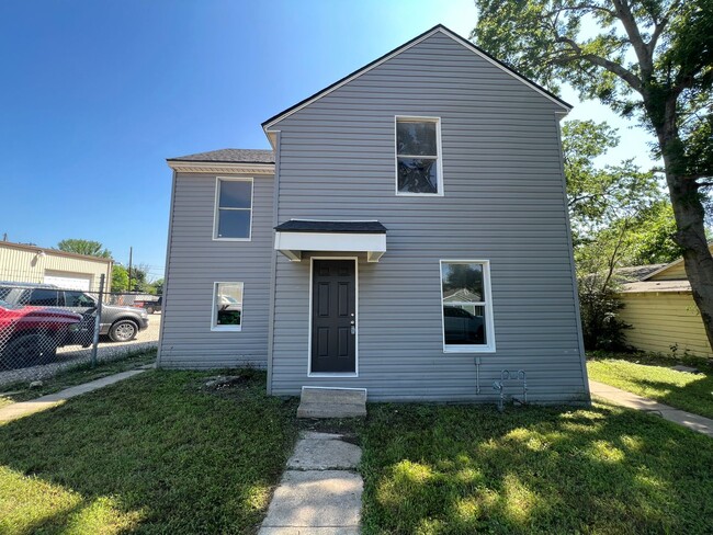 Building Photo - Duplex *upstairs*