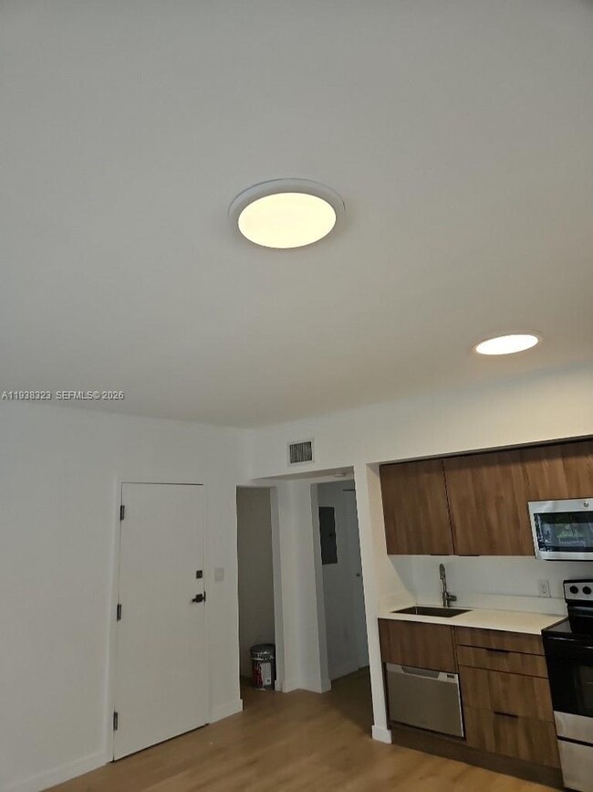 Building Photo - 557 Michigan Ave