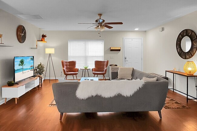 Building Photo - 124 Larkspur Dr