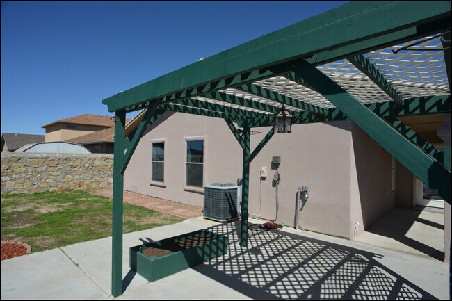 Building Photo - 10045 Paloma Dr