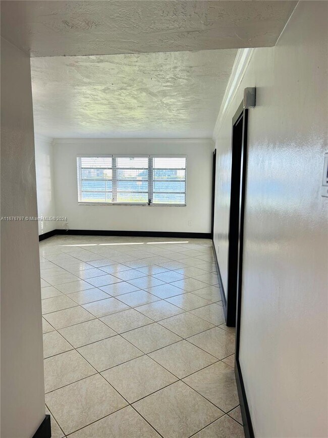 Building Photo - 1530 NE 191st St