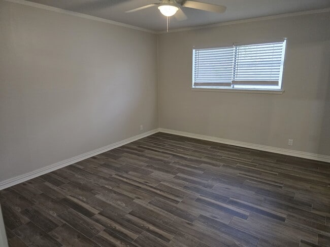 Building Photo - 211 Esperanza Dr