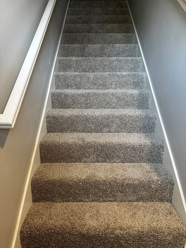 Building Photo - Fenced 3 bedroom home-Westbury Gardens!