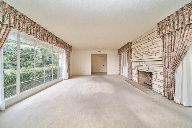 Building Photo - 2136 Paseo Del Mar