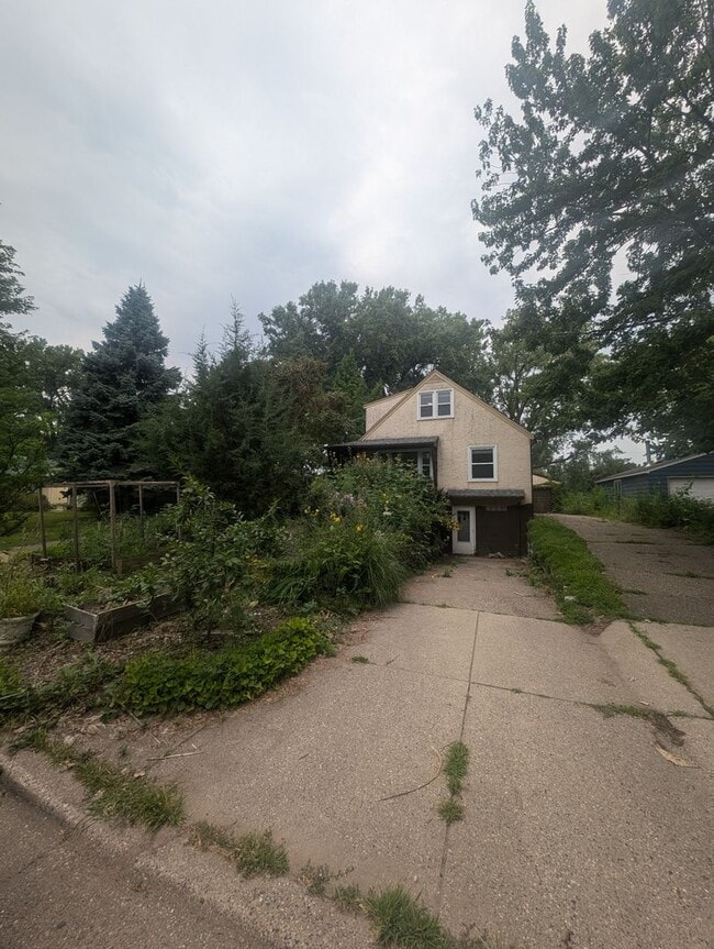 Building Photo - Charming Garden Oasis in West St. Paul – Fire Pit, Pond & Prime Location!