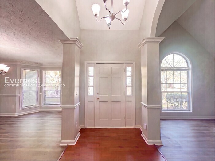 Building Photo - 710 Timbergrove Dr SW