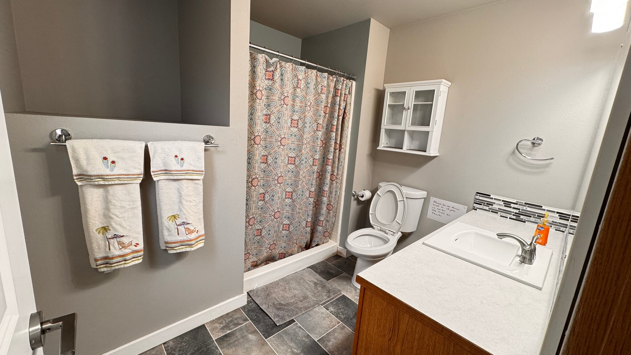 Q room's Private bathroom - 6904 54th Pl NE