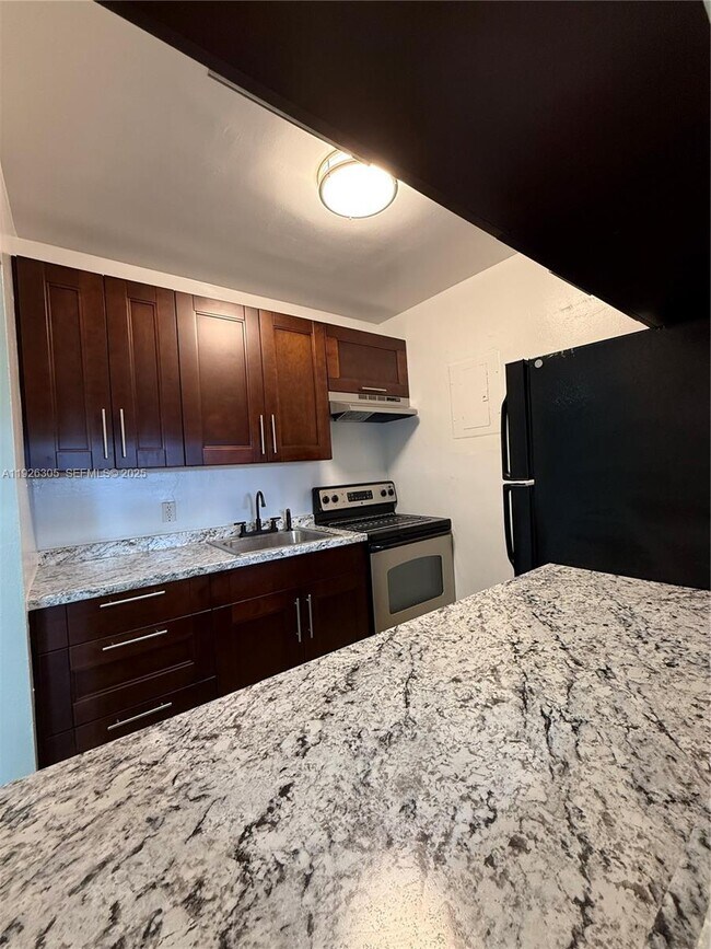 Building Photo - 2915 Plunkett St