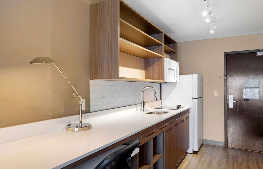 Building Photo - Furnished Studio-Providence - East Providence