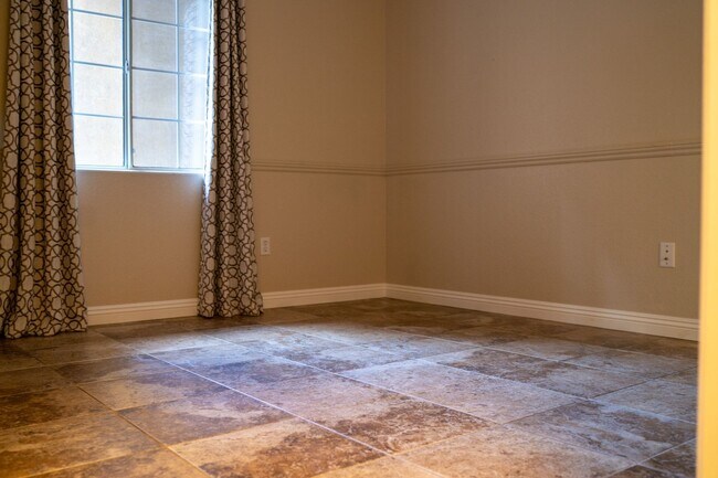 Building Photo - Ground floor spacious 2 Bedroom Condo near pool and gym