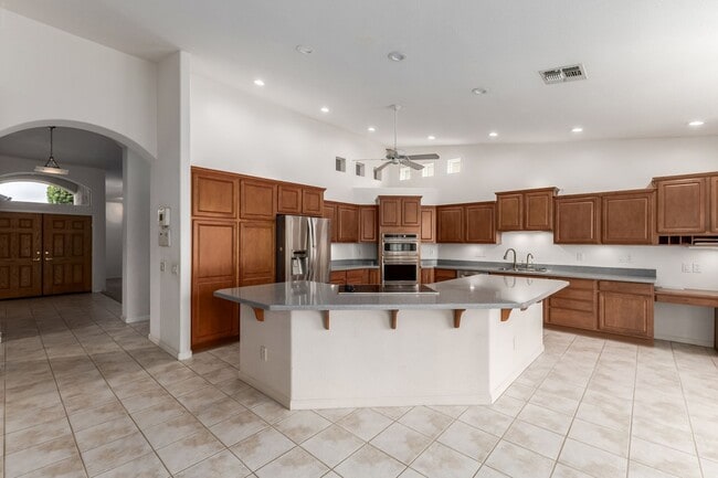 Building Photo - Long term rental in Oakwood with private pool