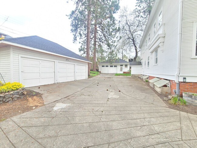 Building Photo - 1022 W 9th Ave