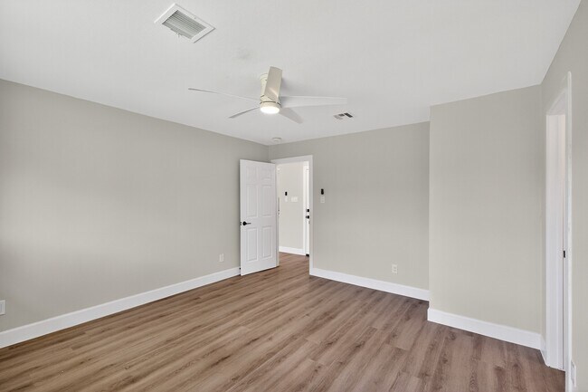 Building Photo - 5743 Ludington Dr