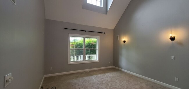 Building Photo - Spacious 5 Bedroom Executive Level Home