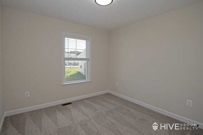 Building Photo - Beautiful End-Unit Townhouse with Pond Vie...