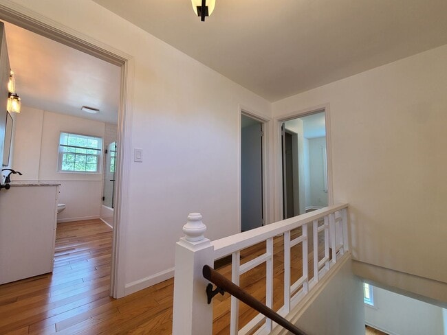 Building Photo - 3-bedroom, 2-bathroom home located in beau...