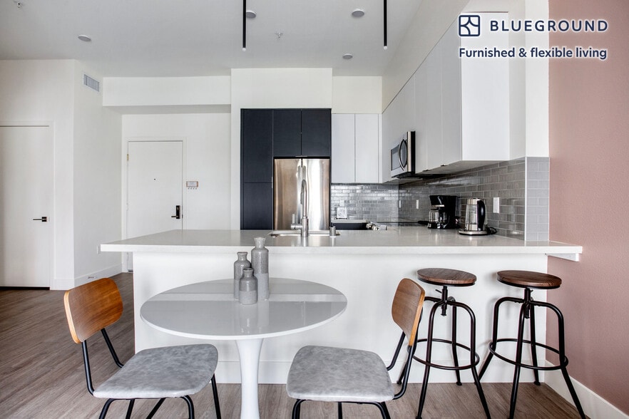 Building Photo - 760 S Serrano Ave