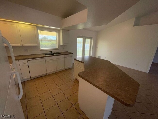 Building Photo - 721 Castlestone Ave S