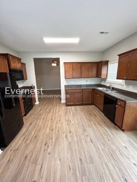 Building Photo - 208 Hampton Dr