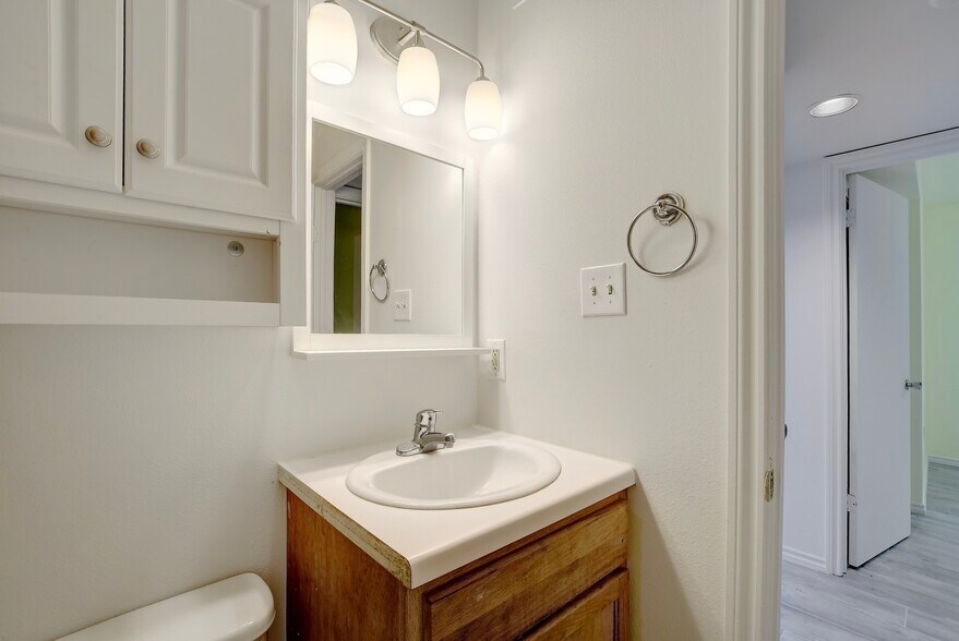 Building Photo - 809 Bracewood Cir