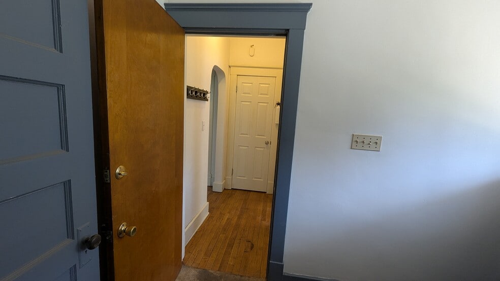 Building Photo - 2257 Scottwood Ave