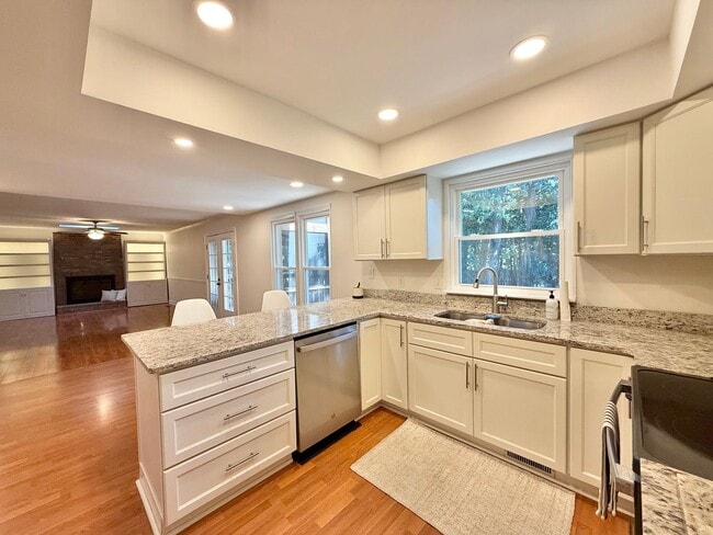 Building Photo - Recently Remodeled 4BD, 2.5BA North Raleig...