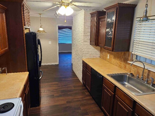 Building Photo - 2152 Huntleigh Dr