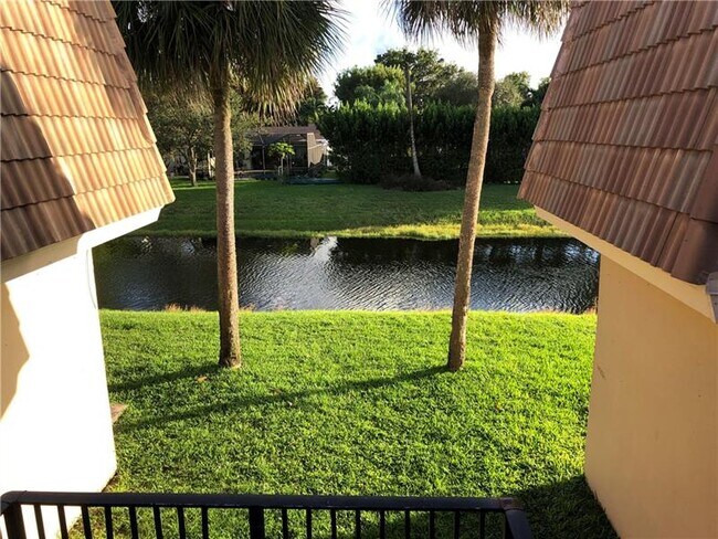Building Photo - 10880 Royal Palm Blvd