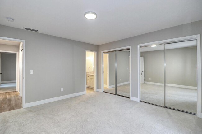 Building Photo - Fall Rental Available 9/1 – Stylish, Upgraded Duplex Near Covell Park