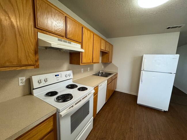 Building Photo - 3301 Barcelona Dr