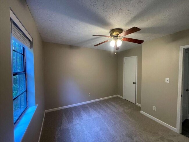 Building Photo - 55 Hunt Ridge Dr
