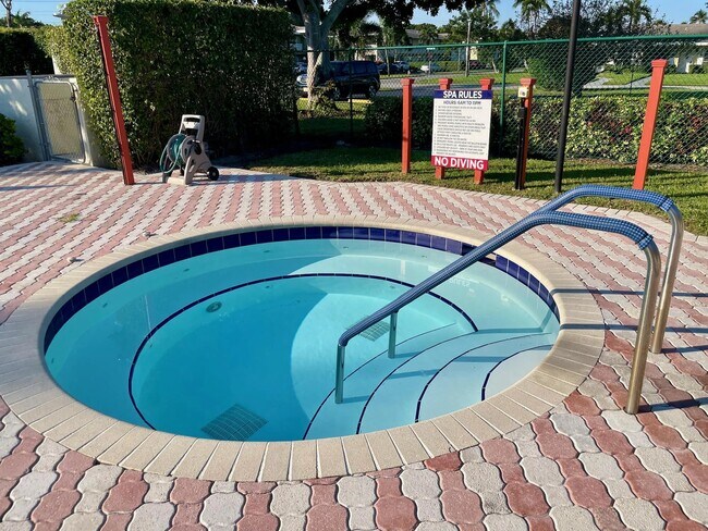 Building Photo - 1111 Boxwood Dr