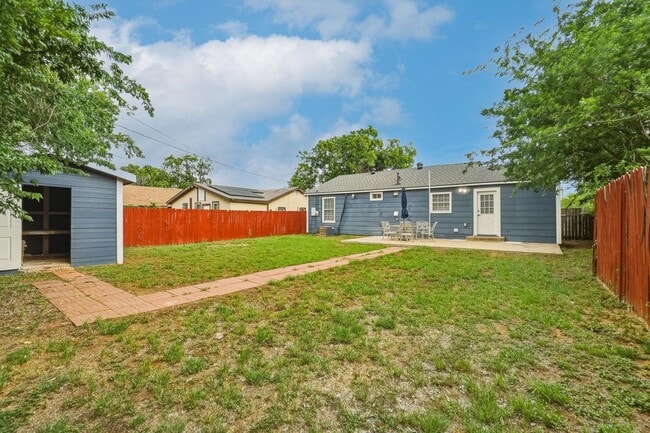 Building Photo - 2917 Hickory St