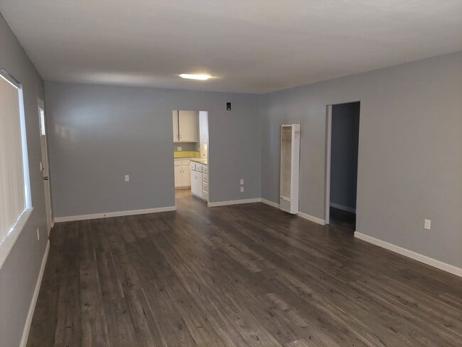Building Photo - *LONG TERM RENTAL* 2 Car Garage