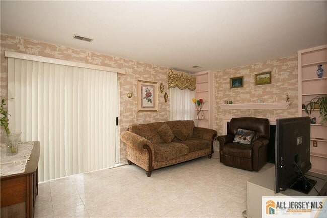 Building Photo - 15 Clemmens Ct