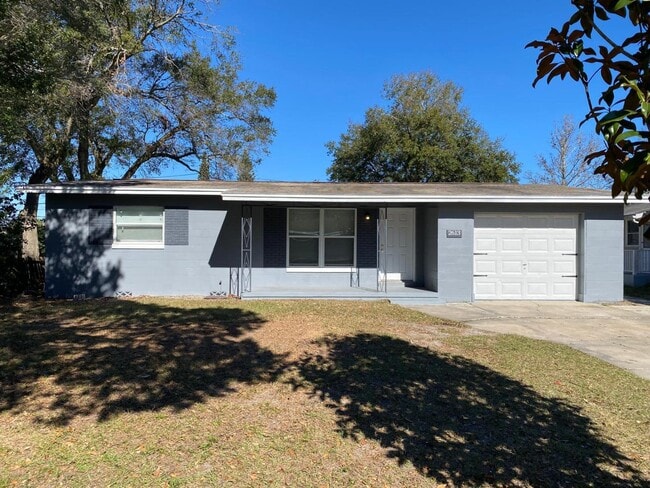 Building Photo - 2613 Drake Dr