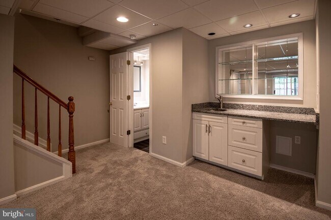Building Photo - 5620 Queen Anne Ct