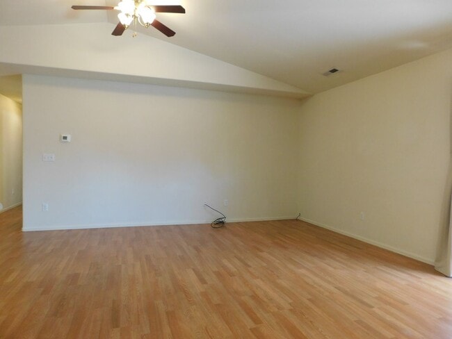 Building Photo - Quiet Neighborhood!