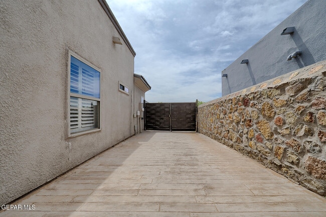 Building Photo - 14805 Holly Springs