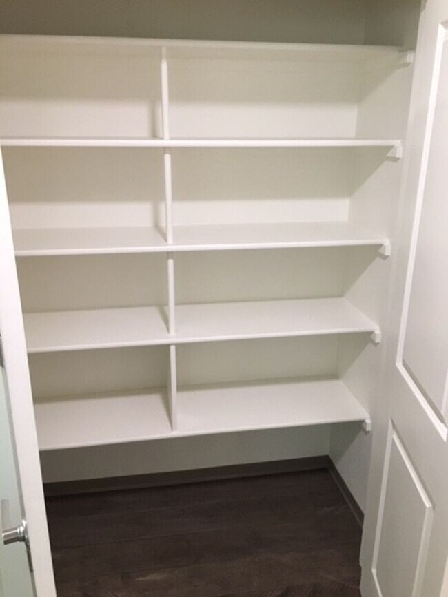 Building Photo - Gorgeous Recently updated 3 bed House Just Blocks from Campus!