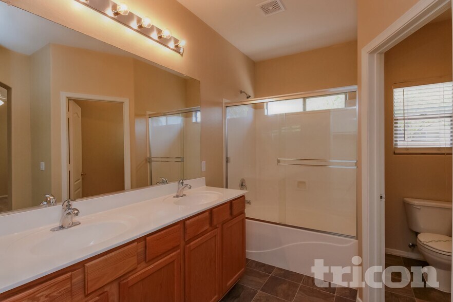 Building Photo - 12519 W Estero Ln