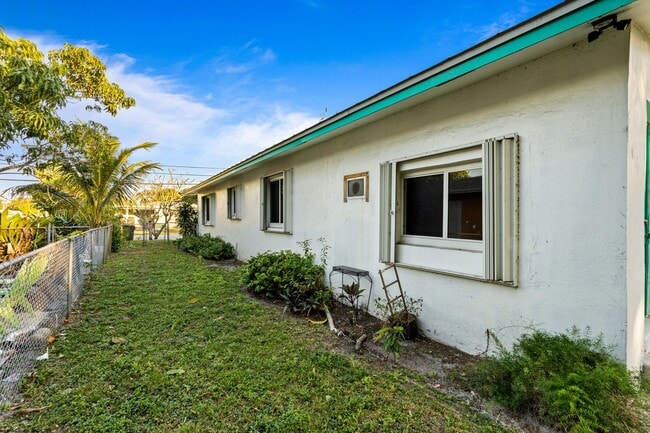 Building Photo - Comfortable Oakland Park Living - 3BR with Outdoor Space