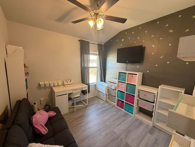 Building Photo - BEAUTIFUL 4-bedroom 2-bathroom home! !!HALF OFF 1ST MONTH!!