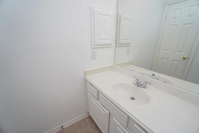 Building Photo - 1131 Enclave Square E