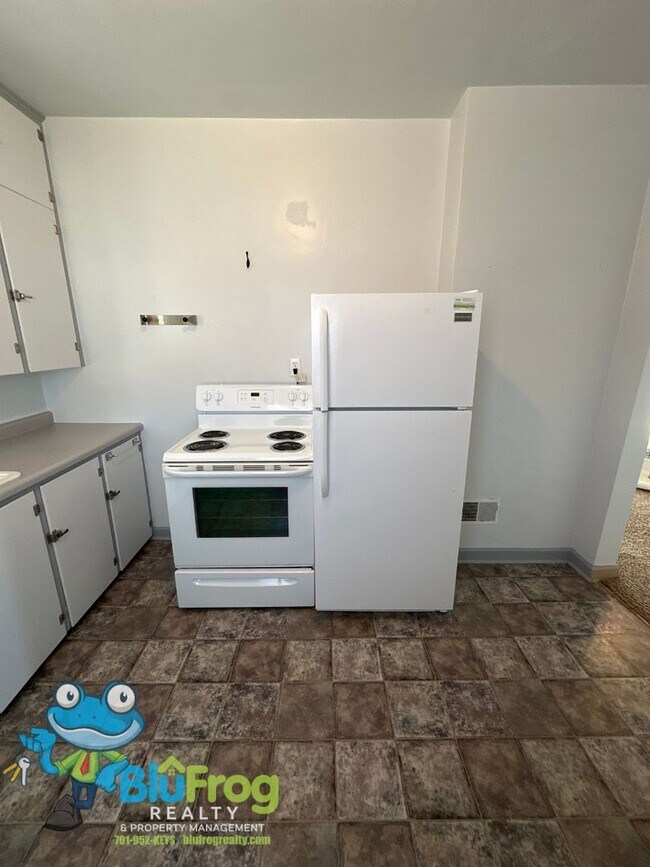 Building Photo - EZ - 402 Duplex